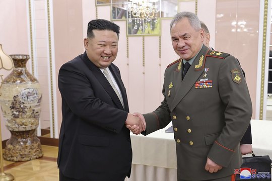 Kim Jong Uno ir S. Šoigu susitikime – šilti apsikabinimai ir bendradarbiavimo stiprinimas