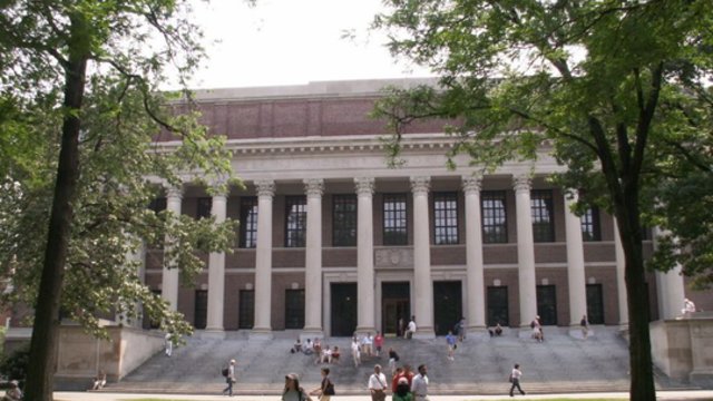 Dar vienas D. Trumpo smūgis Harvardui: uždraudė vizas užsienio studentams