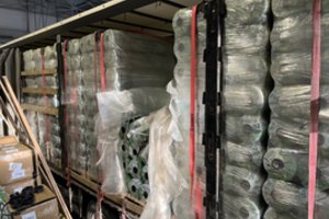 Muitininkai pasienyje su Baltarusija sulaikė du vilkikus, gabenusius didžiulę, įmantriai paslėptą, cigarečių kontrabandą