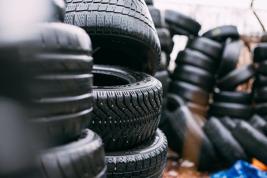 Padangų prekybos įmonės vadovui – rimti kaltinimai
