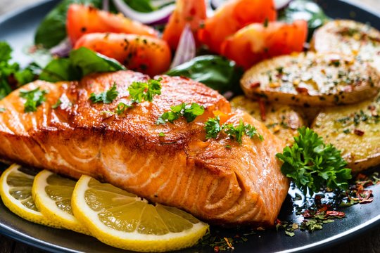 Tik keletas minučių – ir svečiai nepatikės, kad šį nebrangų lašišos patiekalą gaminote patys