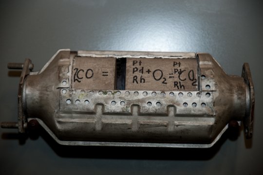 Panevėžyje vagys be katalizatorių paliko du automobilius