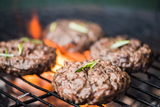 Grilyje kepti mėsos kukuliai: itin lengvas ir pasisekęs receptas