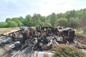 Po gaisro Šakių rajone namas virto pelenais: negailestingas likimas vyrui smogė jau trečią kartą