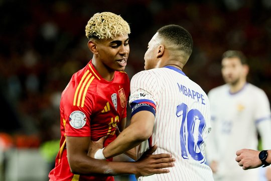 Ispanijos ir Prancūzijos rinktinės futbolo sirgalius nudžiugino 9 įvarčių festivaliu
