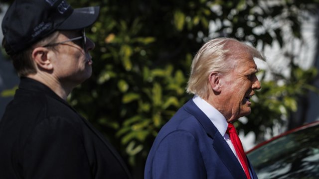 E. Muskas kursto sąmokslo teorijas: užsiminė apie D. Trumpo vardą slaptose bylose