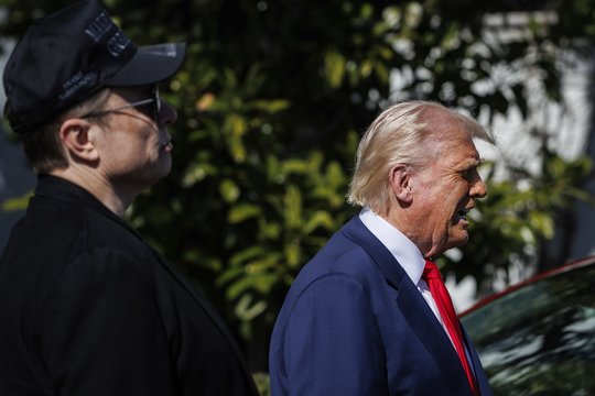 E. Muskas kursto sąmokslo teorijas: užsiminė apie D. Trumpo vardą slaptose bylose