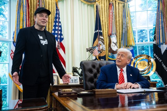 Karstanti E. Musko ir D. Trumpo draugystė atima žadą ir kelia šoką rinkai – tokių prastų dienų buvo vos kelios