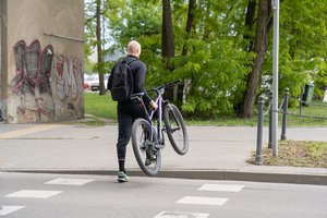 Ši perėja – viena nepatogiausių dviratininkams visame Kaune: vienoj pusėj – bortas, kitoj – įsmukęs šulinys