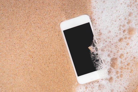 Telefonuose – visas gyvenimas: kaip juos apsaugoti keliaujant užsienyje?