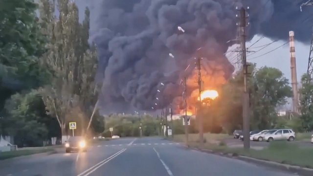Sėkmingi ukrainiečių smūgiai Rusijoje: užfiksavo didžiulį dūmų stulpą