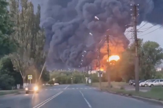 Sėkmingi ukrainiečių smūgiai Rusijoje: užfiksavo didžiulį dūmų stulpą