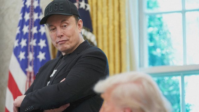 Užfiksuoti paskutinio D. Trumpo ir E. Musko susitikimo kadrai: juose – keista milijardieriaus kūno kalba