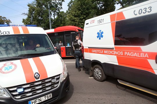 Praėjus beveik mėnesiui nuo avarijos Šiauliuose, pensininkė neišgyveno: širdis sustojo reanimacijoje