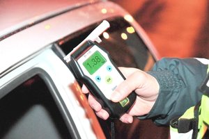 Reidų nebijo: girtas jaunuolis įpūtė net 3,30 prom., moteriai nustatytas 2,33 prom. girtumas