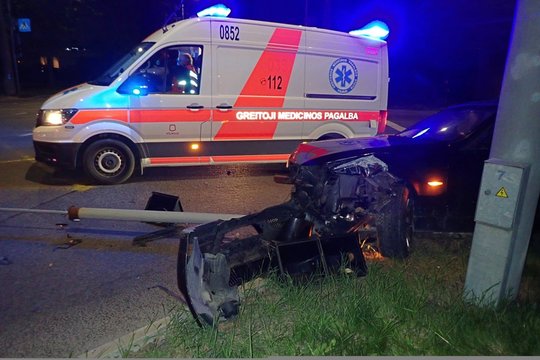Anksti savaitgalį „švęsti“ pradėję girti kelių ereliai sėjo avarijas: nulėkė nuo kelio, taranavo atitvarus ir gyvatvores
