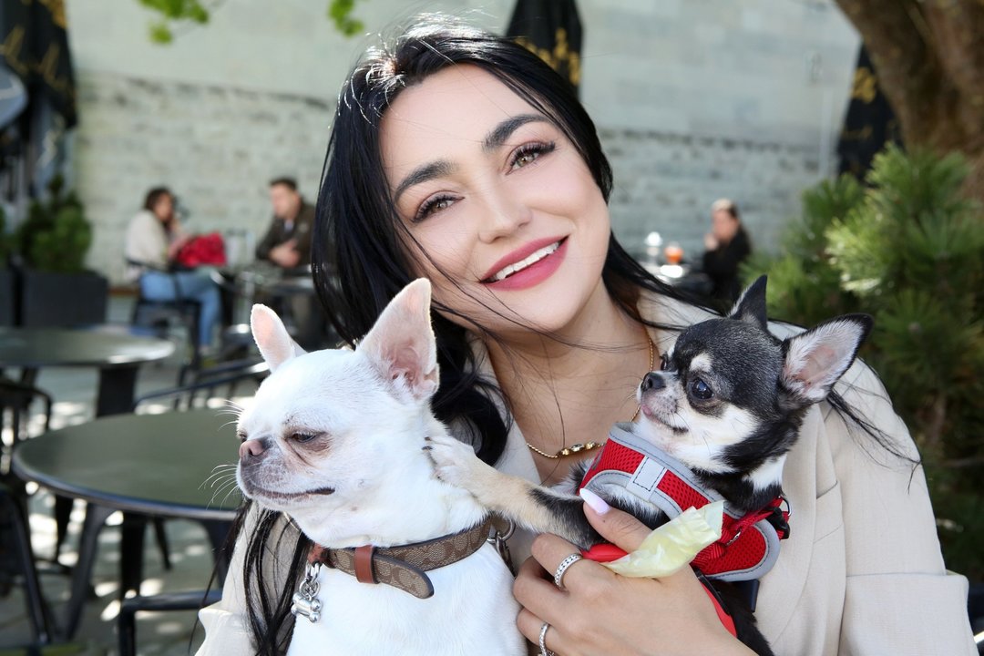 Monika Falcon apie nuotykius su augintiniu Elviu: teko slėpti Turkijos viešbutyje