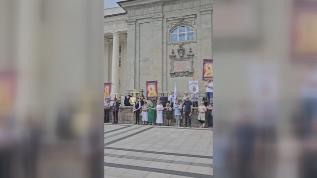Vilniuje LGBTQ+ eitynes lydi protestuotojų skanduotės: pasisakė už katalikiškas vertybes