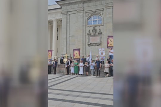 Vilniuje LGBTQ+ eitynes lydi protestuotojų skanduotės: pasisakė už katalikiškas vertybes