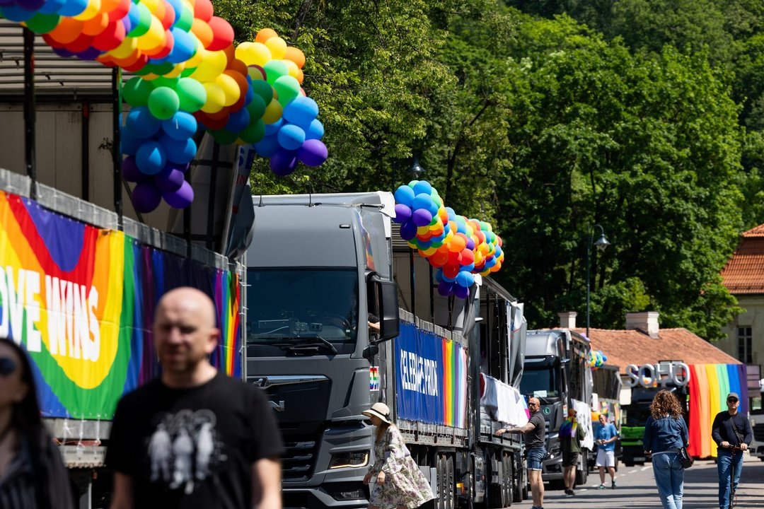 Vilniuje prasidėjo „Baltic Pride“ eisena: centrą užpildė tūkstančiai dalyvių