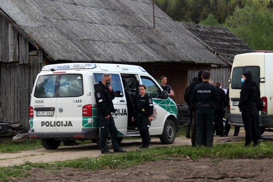 Jonavos rajono sodyboje – kraupūs vaizdai: įtariama savižudybė