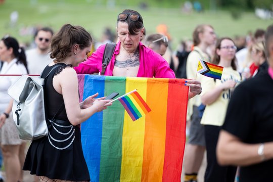 „Pride“ eitynėse skambėjo raginimai valdžiai dėl partnerystės: imkite ir padarykite