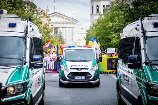 Policija „Baltic Pride“ eitynėse Vilniuje sulaikė du nepilnamečius: į minią mėtė kiaušinius