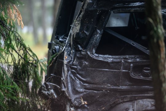 Girti vairuotojai toliau sėja avarijas: vienas rėžėsi į medį, kitas taranavo automobilį
