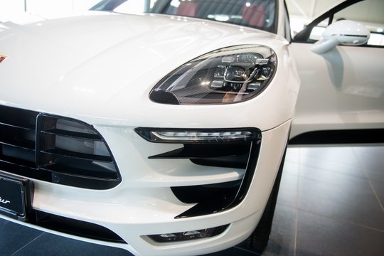 Kaune „išrengtas“ prabangus „Porsche“ – vagys išlupo žibintus
