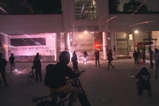 JAV tęsiantis protestams – D. Trumpas imasi veiksmų: pasiuntė 2000 karių