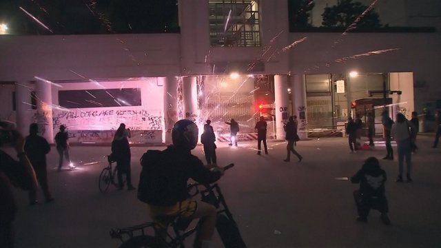 JAV tęsiantis protestams – D. Trumpas imasi veiksmų: pasiuntė 2000 karių