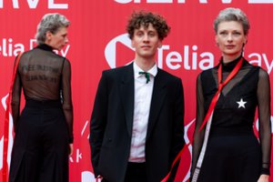 Apnuoginta krūtinė ir nugarą puošianti iškalbinga žinutė: „Sidabrinėse gervėse“ visų akys krypo į V. Raubaitę