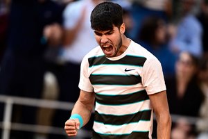 3 kartus per tašką nuo pralaimėjimo buvęs C. Alcarazas laimėjo ilgiausią „Roland Garros“ finalą istorijoje