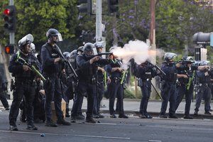 D. Trumpo teigimu, kariai į Los Andželą pasiųsti „teisei ir teisėtvarkai“ užtikrinti