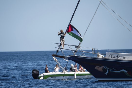 Humanitarinės pagalbos organizacija pranešė, kad į Gazą plaukusį laivą įlipo Izraelio kariai