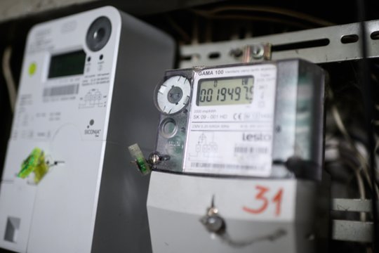 Šiltas birželis gali didinti elektros kainas: gyventojus ragina stebėti vartojimą
