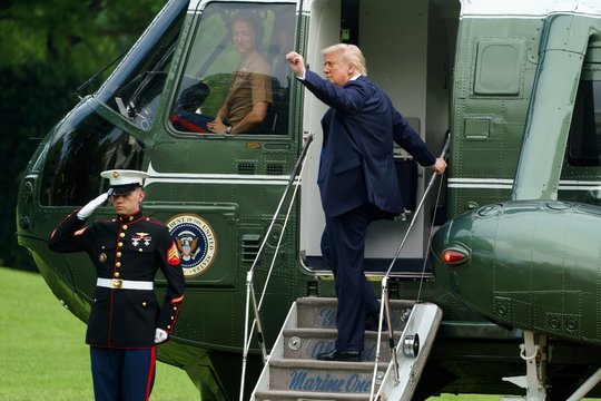 D. Trumpo sprendimas įsigaliojo: JAV uždarė sienas 12 šalių piliečiams