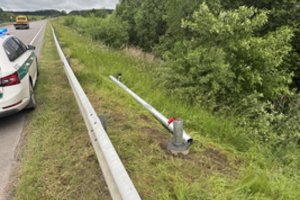 Alytaus rajone sugadintas greičio matuoklis: sako, kad galimai buvo nupjautas