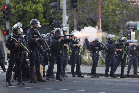 D. Trumpas aiškina, kodėl pasiuntė karius į protestuojančius miestus: vėl pirštu bedė į J. Bideną