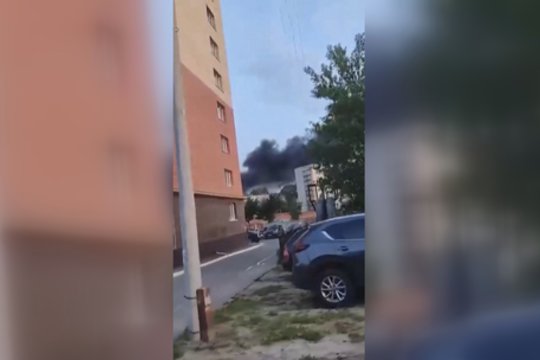 Rusiją padengė juodų dūmų stulpas: ukrainiečiai smogė elektronikos gamyklai