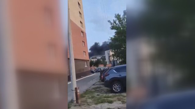 Rusiją padengė juodų dūmų stulpas: ukrainiečiai smogė elektronikos gamyklai