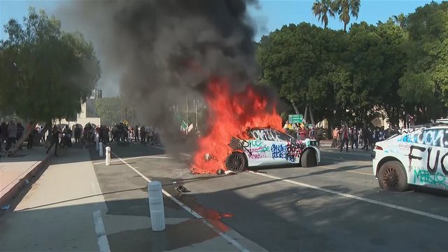 Protestai Los Andžele virto į riaušes: padeginėjami automobiliai, užblokuotas greitkelis