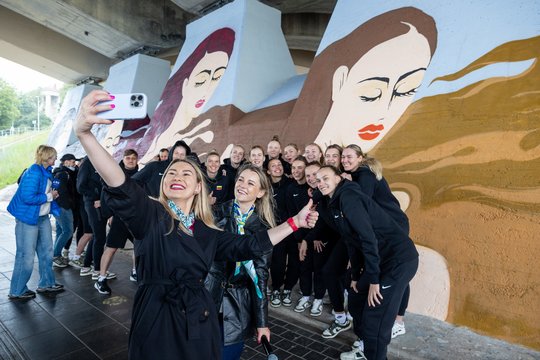 Į Europos čempionatą Lietuvos krepšininkės buvo išlydėtos įspūdingu stiliumi – Vilnių papuošė meno kūrinys