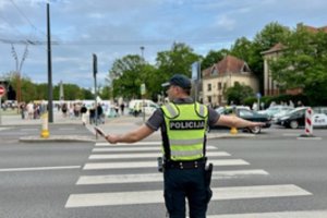 Pamačiusi policijos reidą girta vairuotoja išlipo iš mašinos ir bandė pasprukti pėsčiomis – sugauta įpūtė virš 2 prom.