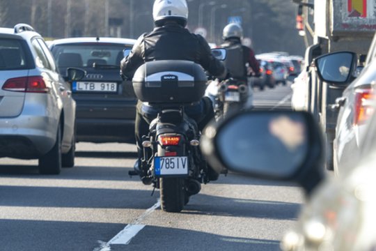 Sostinėje eismo įvykiai pirmadienį sujaukė kai kurių maršrutų tvarkaraščius: prašo keliones planuoti iš anksto