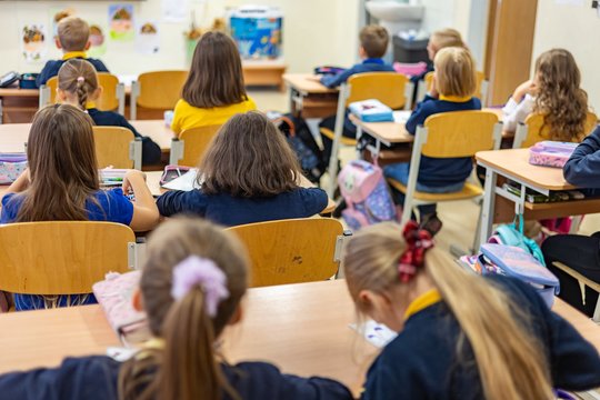 Vyksta pagrindinis priėmimas į sostinės mokyklas – artėja pirmasis terminas priimti gautus kvietimus