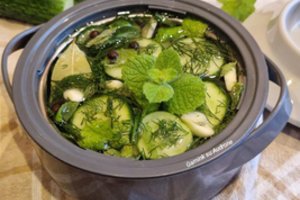 Iš vakaro užraugė agurkus su netikėtu prieskoniu: tokių gardžių dar niekada neteko ragauti