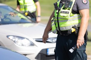 Prienų rajone tarnybos metu sustabdytas policininkas buvo girtas: įpūtė 1,19 promilės