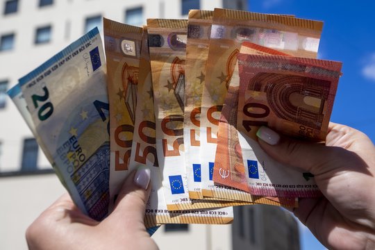 Abejoja, ar Lietuva gaus RRF lėšas – gali užkliūti NT mokestis
