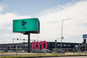 „2go“ pristato naują ir vienintelį tokį Lietuvoje lauko ekraną Panevėžyje: unikali forma ir optimali lokacija